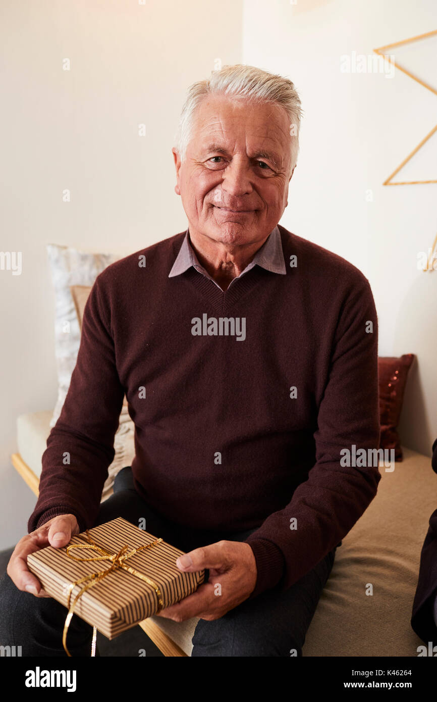 Uomo anziano con il regalo di Natale, metà ritratto Foto Stock