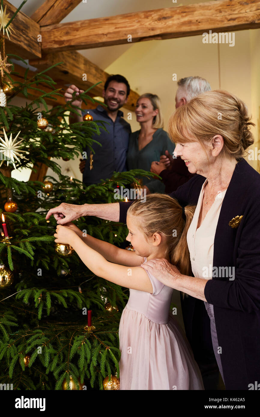 Bambino con la nonna decorare albero di Natale, metà ritratto Foto Stock