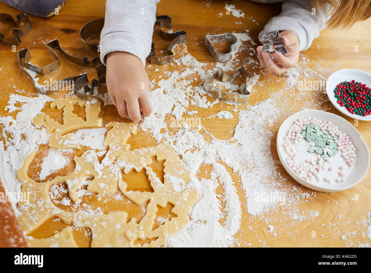 Ragazza la cottura biscotti di Natale, mani, dettaglio, impasto, perle di zucchero, decorare Foto Stock