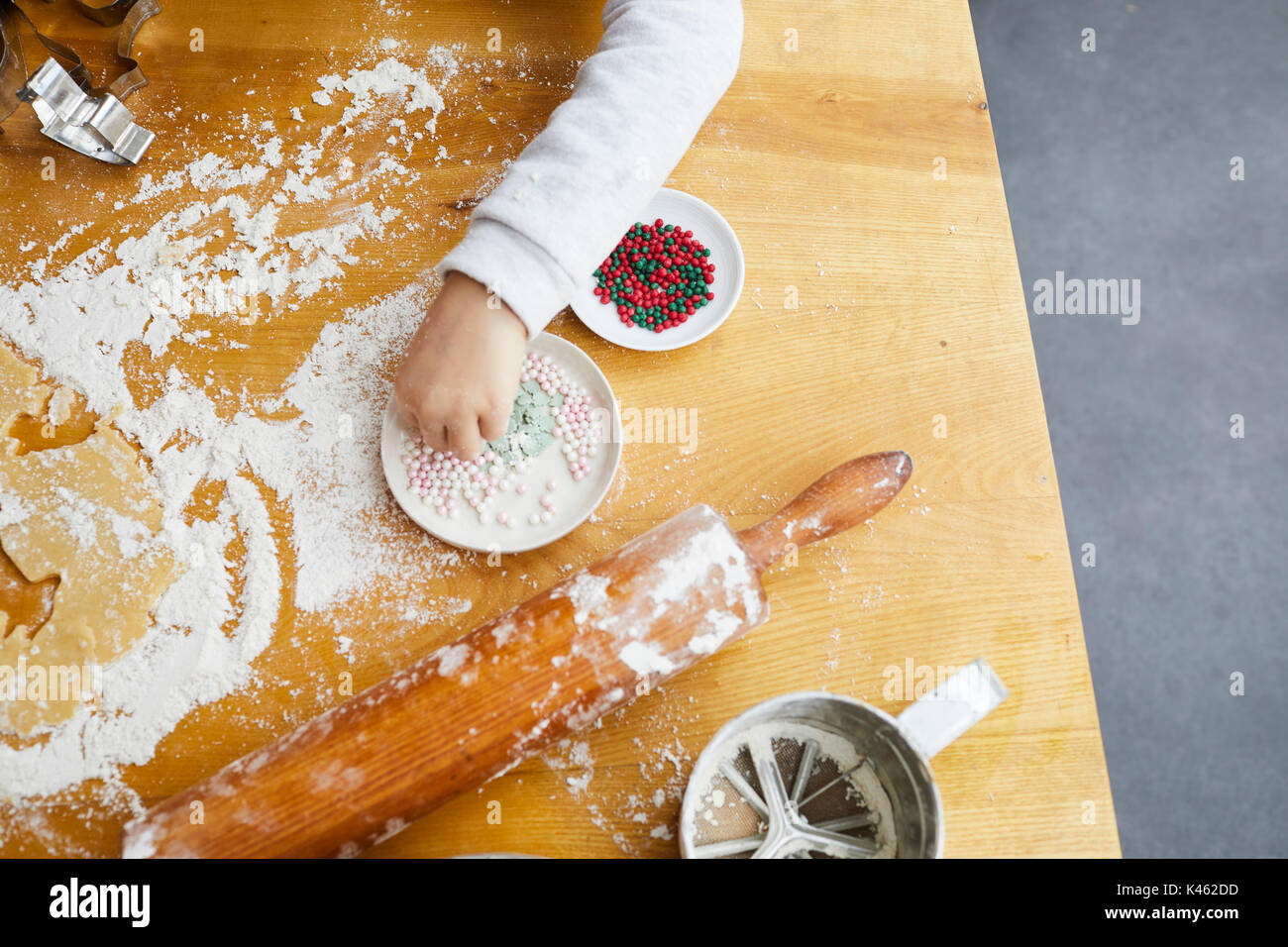 Torta scura con decorazioni floreali in marzapane brillante e perle di  zucchero per boccioli di fiori, su un supporto per torte Foto stock - Alamy