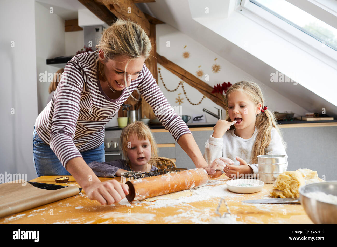 La madre e le figlie la cottura biscotti di Natale, Foto Stock