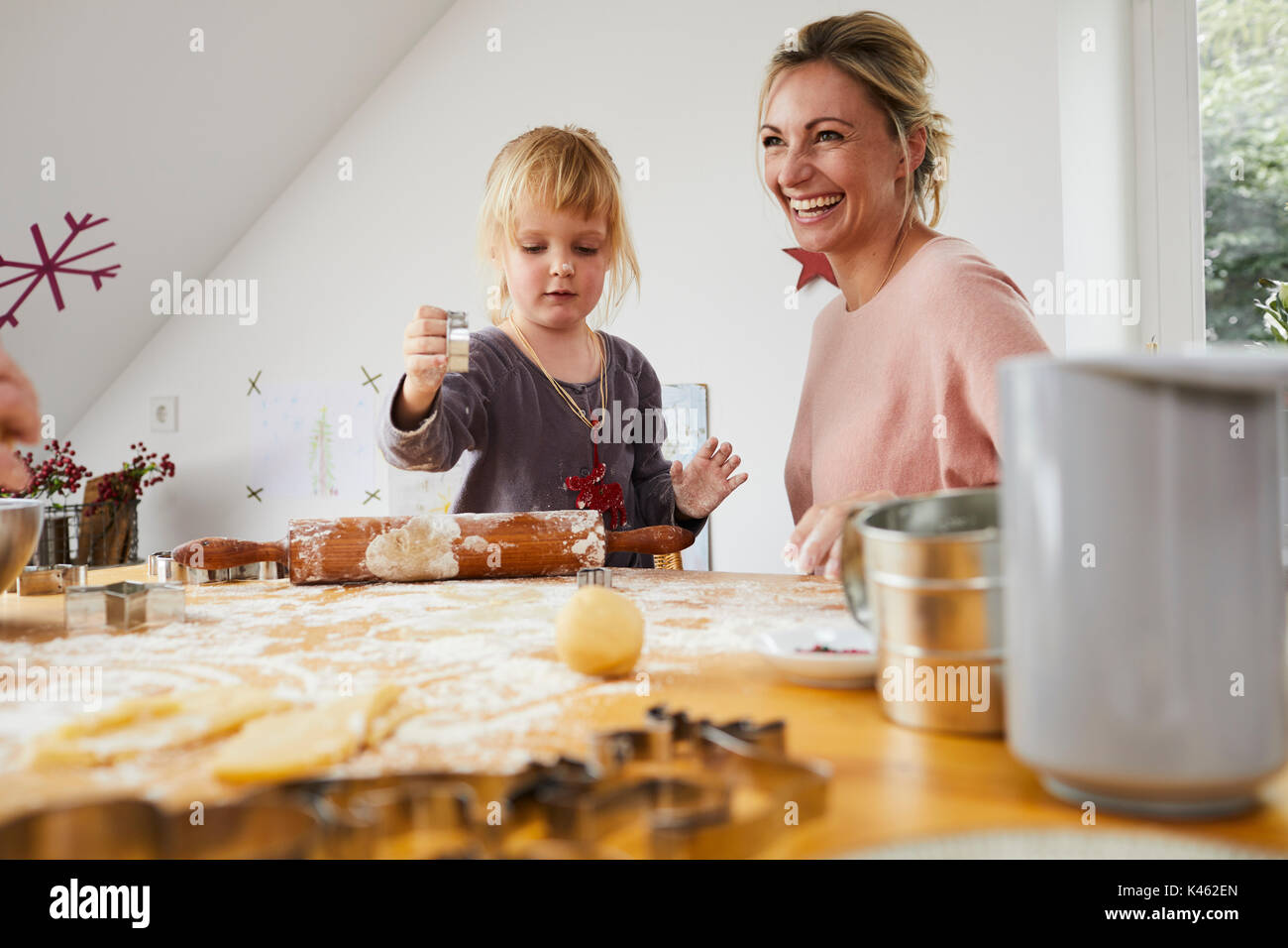 Madre e figlia la cottura biscotti di Natale, Foto Stock