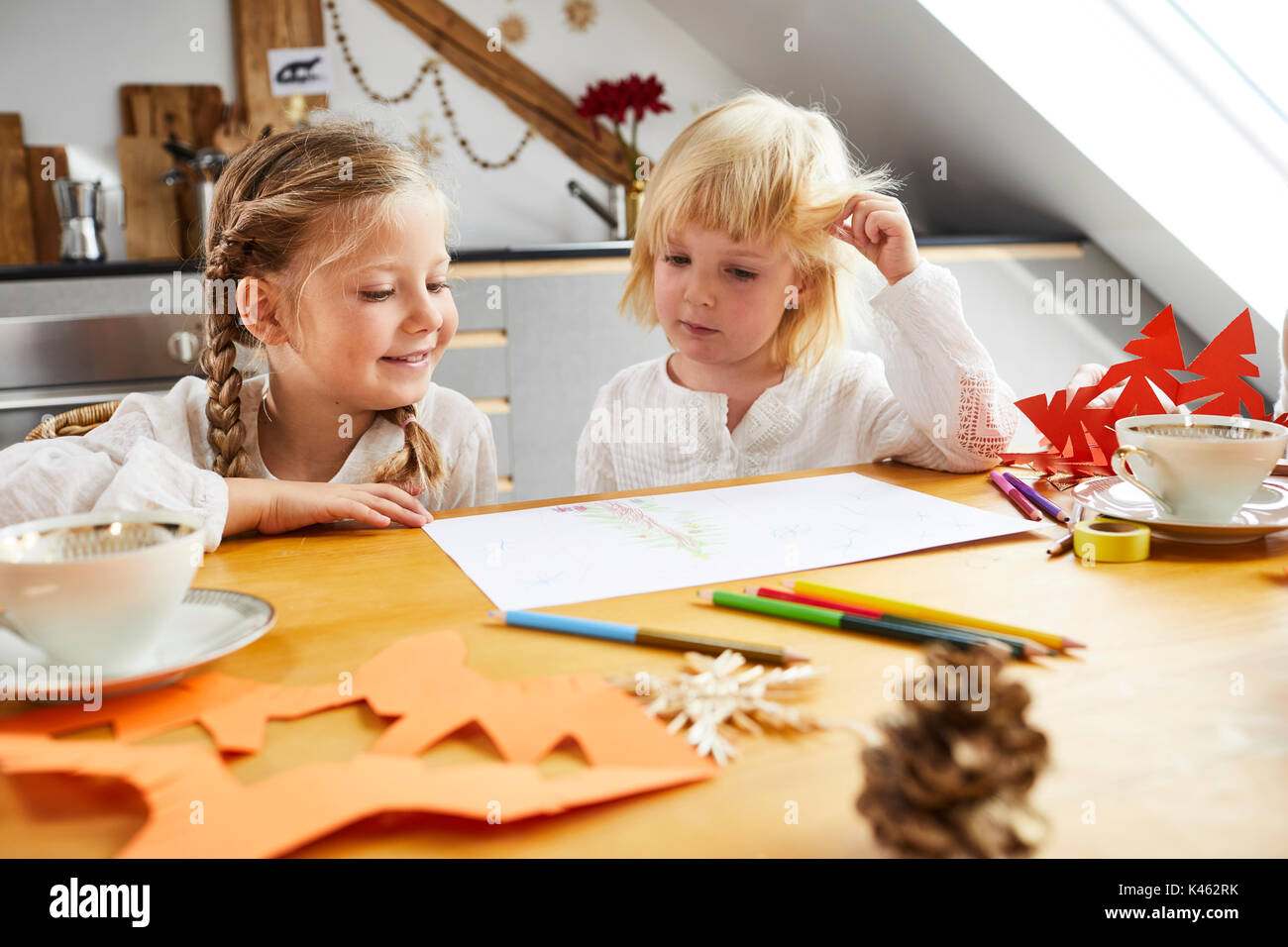 Due ragazze accogliente a casa mentre la creazione, ritratto Foto Stock