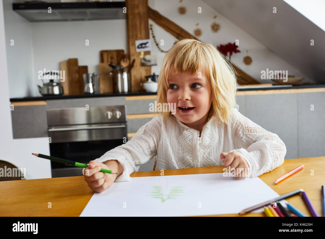 Bambina accogliente a casa mentre la pittura Foto Stock