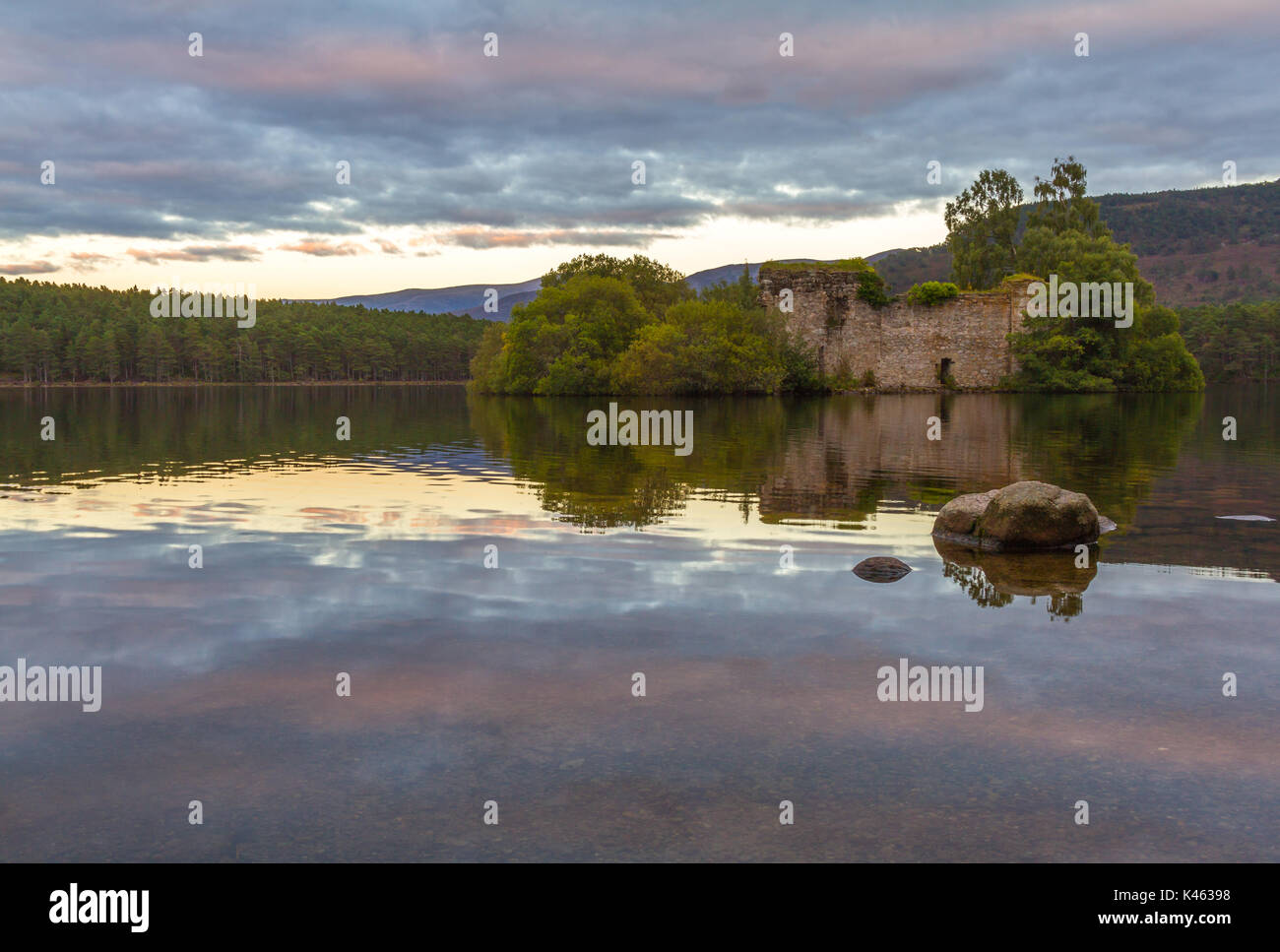 Loch an Eilein Castle, Rothiemurchus, Aviemore, Scozia, Regno Unito Foto Stock
