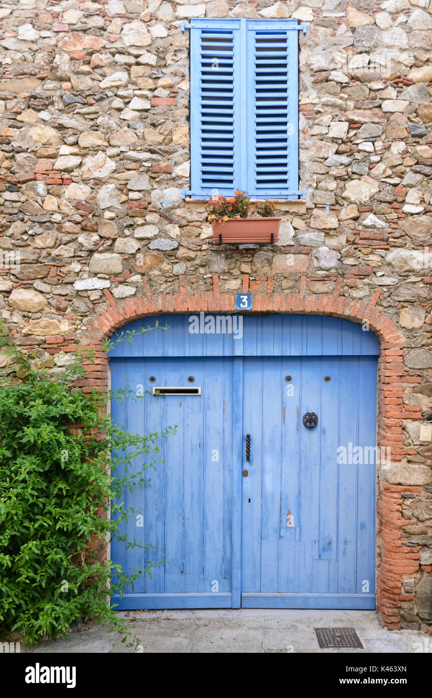 Porte e persiane blu in corrispondenza di una vecchia casa cittadina, Grimaud, Francia Foto Stock