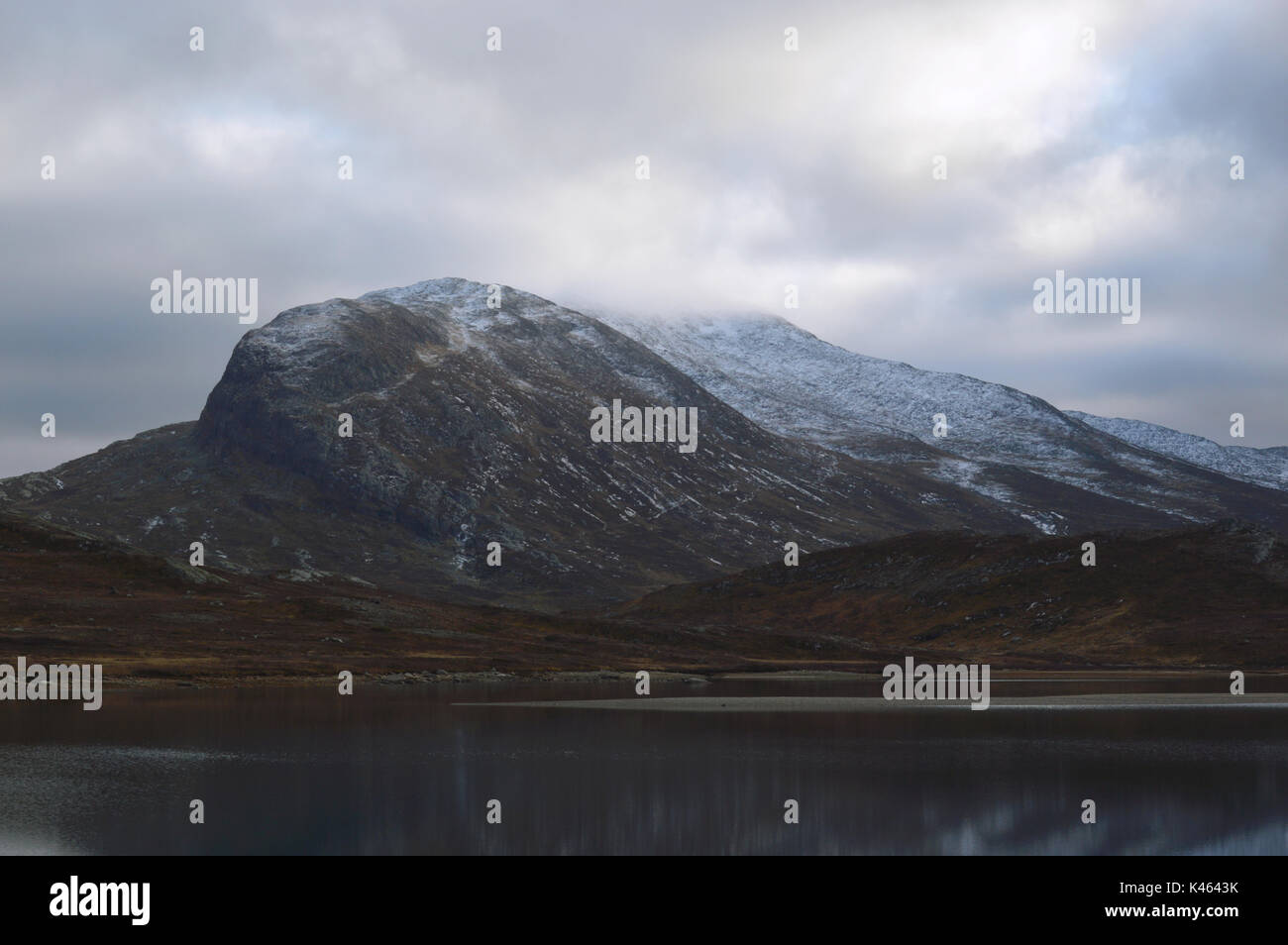 Montagne dalle vette innevate da Bygdin, Jotunheimen in Norvegia. Foto Stock