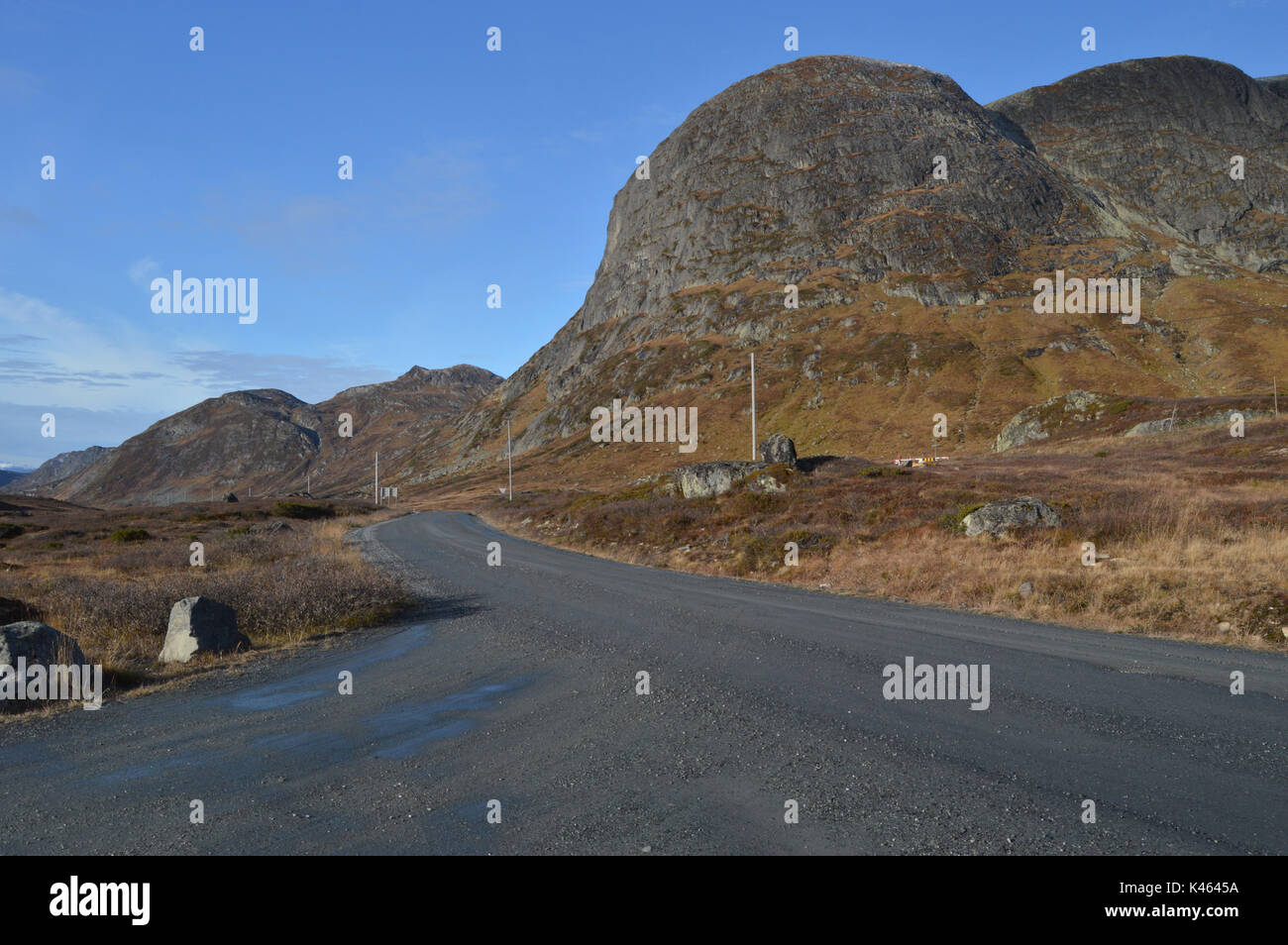 Parte di una strada di ghiaia con le montagne sullo sfondo. Da Jotunheimen, Norvegia Foto Stock