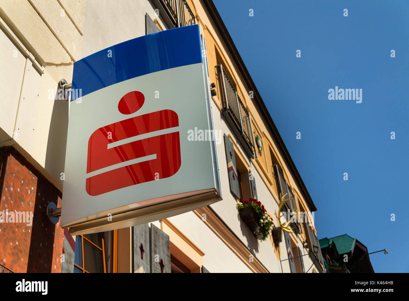 SCHLADMING, Austria - 15 agosto: Erste Group Bank AG logo aziendale sulla sede il 15 agosto 2017 a Schladming, Austria. Foto Stock