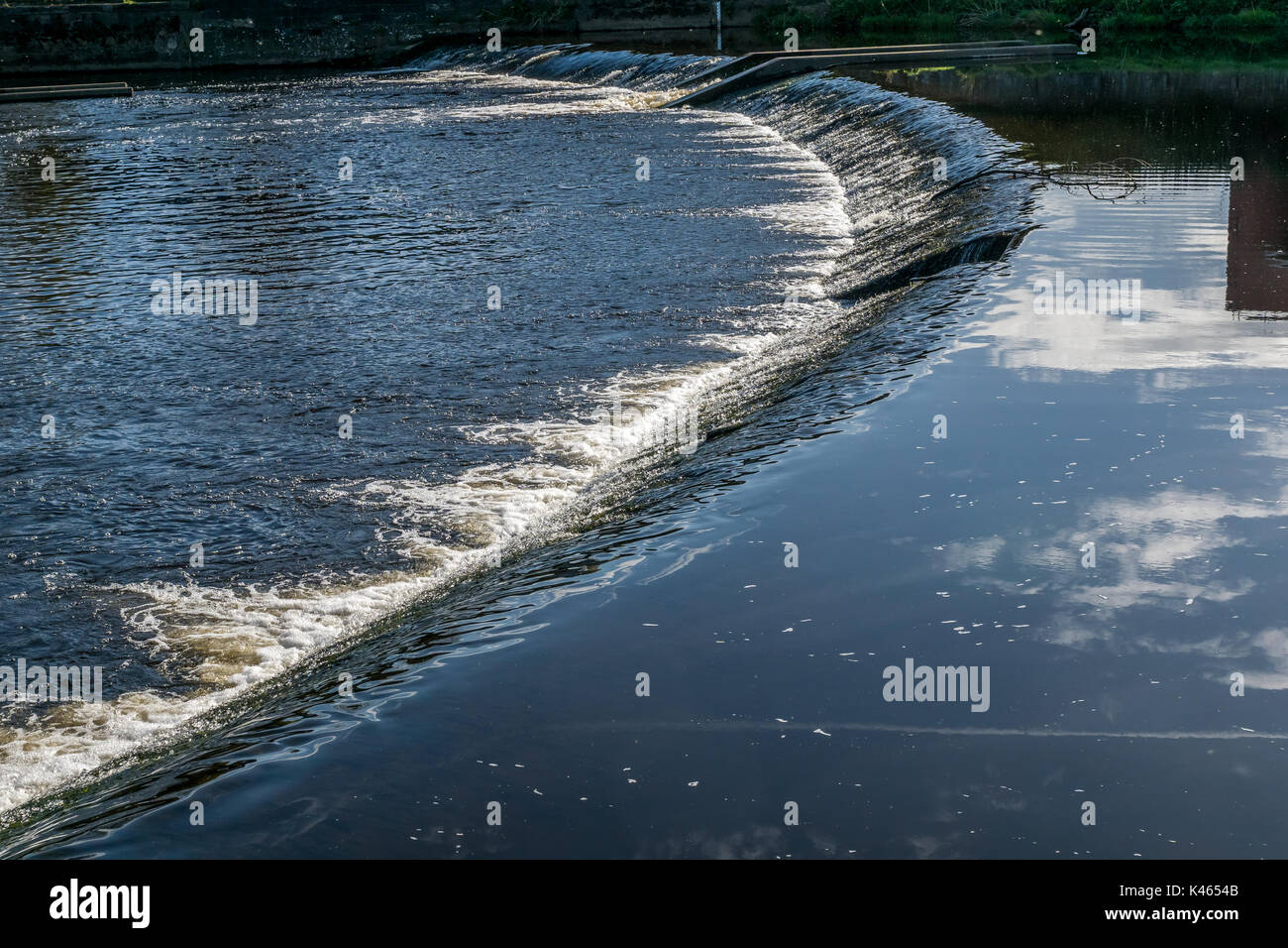 L'acqua scorre su uno stramazzo di Ayr. Foto Stock