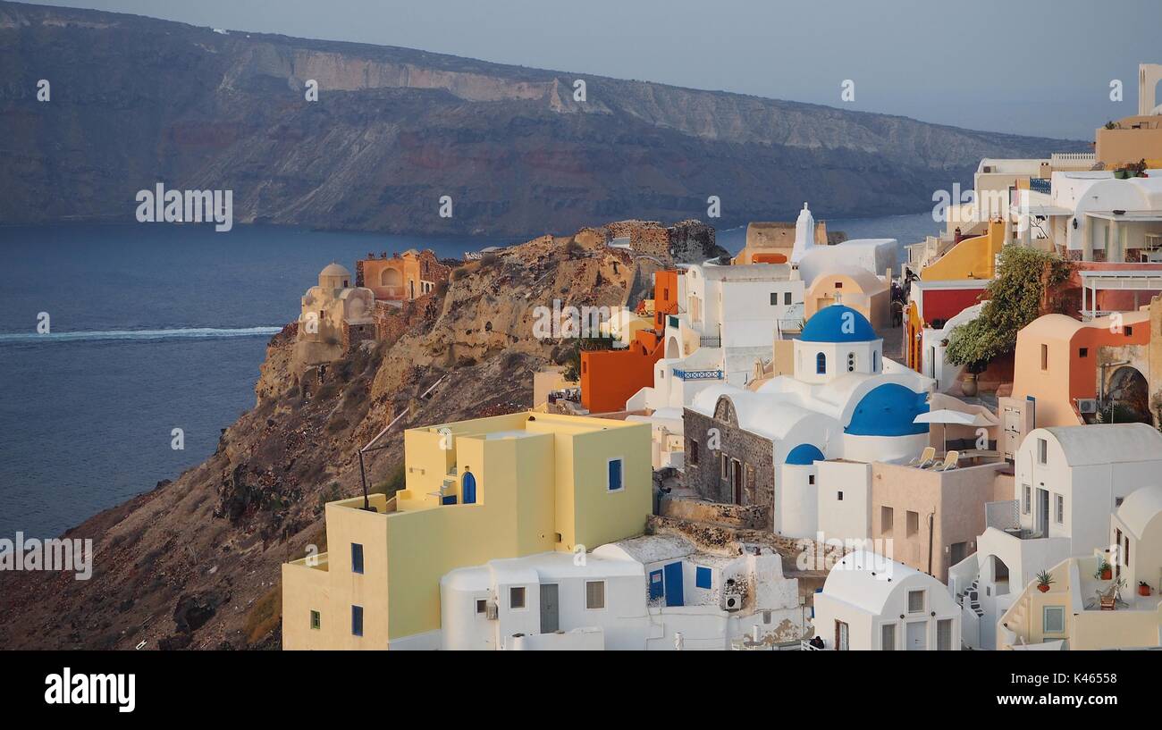 Oia - Santorini in Grecia all'alba; meno turistica di tramonto ma offre solo la stessa bei colori di questa splendida destinazione di viaggio Foto Stock