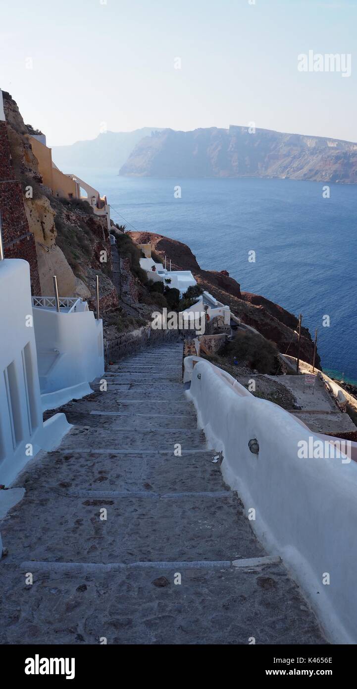 La scala al cielo in Oia - Santorini, Grecia - è necessario andare a piedi giù per le scale per arrivare alla spiaggia in fondo Foto Stock