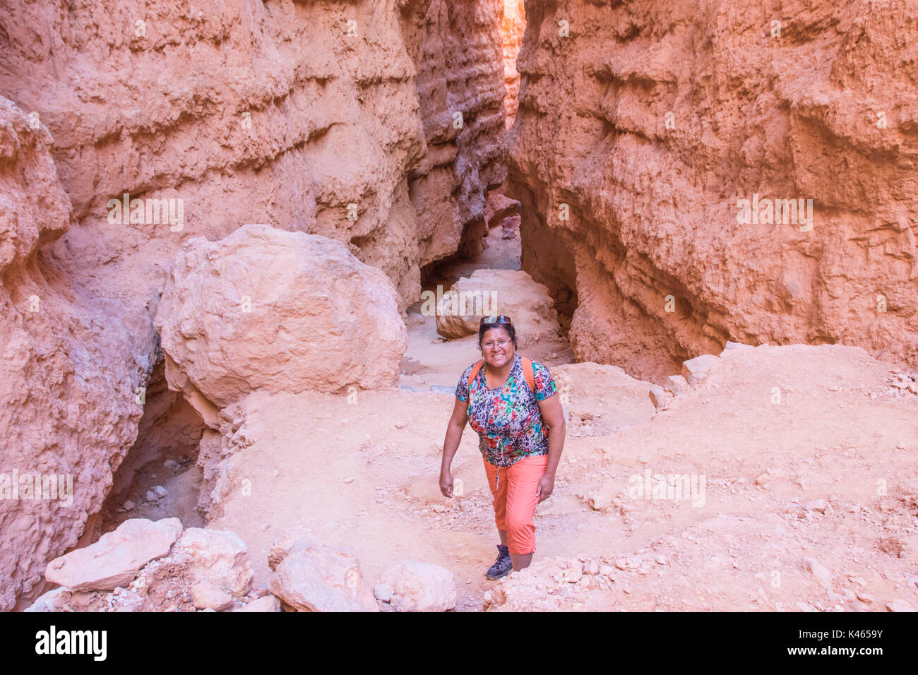 Donna asiatica escursionismo sul loop Navajo treno a Bryce Canyon, Utah Foto Stock