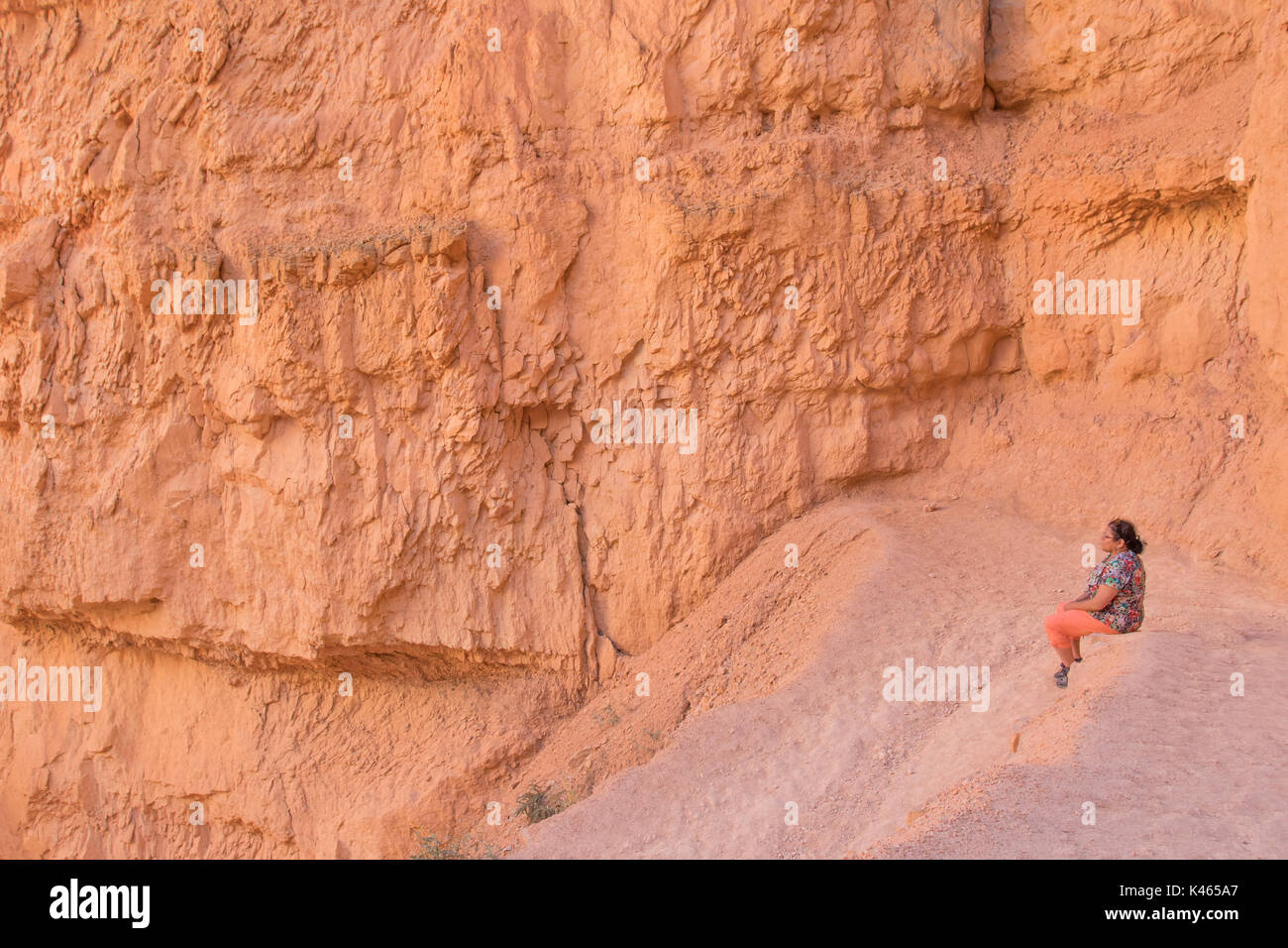 Lone donna asiatica prendendo una pausa sul sentiero Navaho, Bryce Canyon dello Utah, Stati Uniti Foto Stock