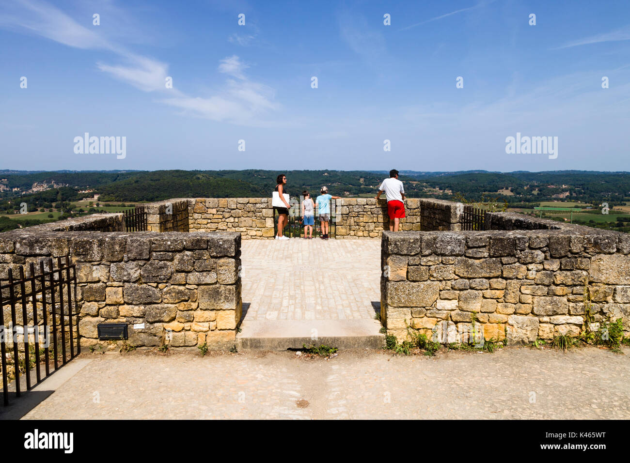 I turisti che si affaccia sul fiume Dordogna nella città di Domme in Nouvelle Aquitaine, a sud ovest della Francia. Foto Stock