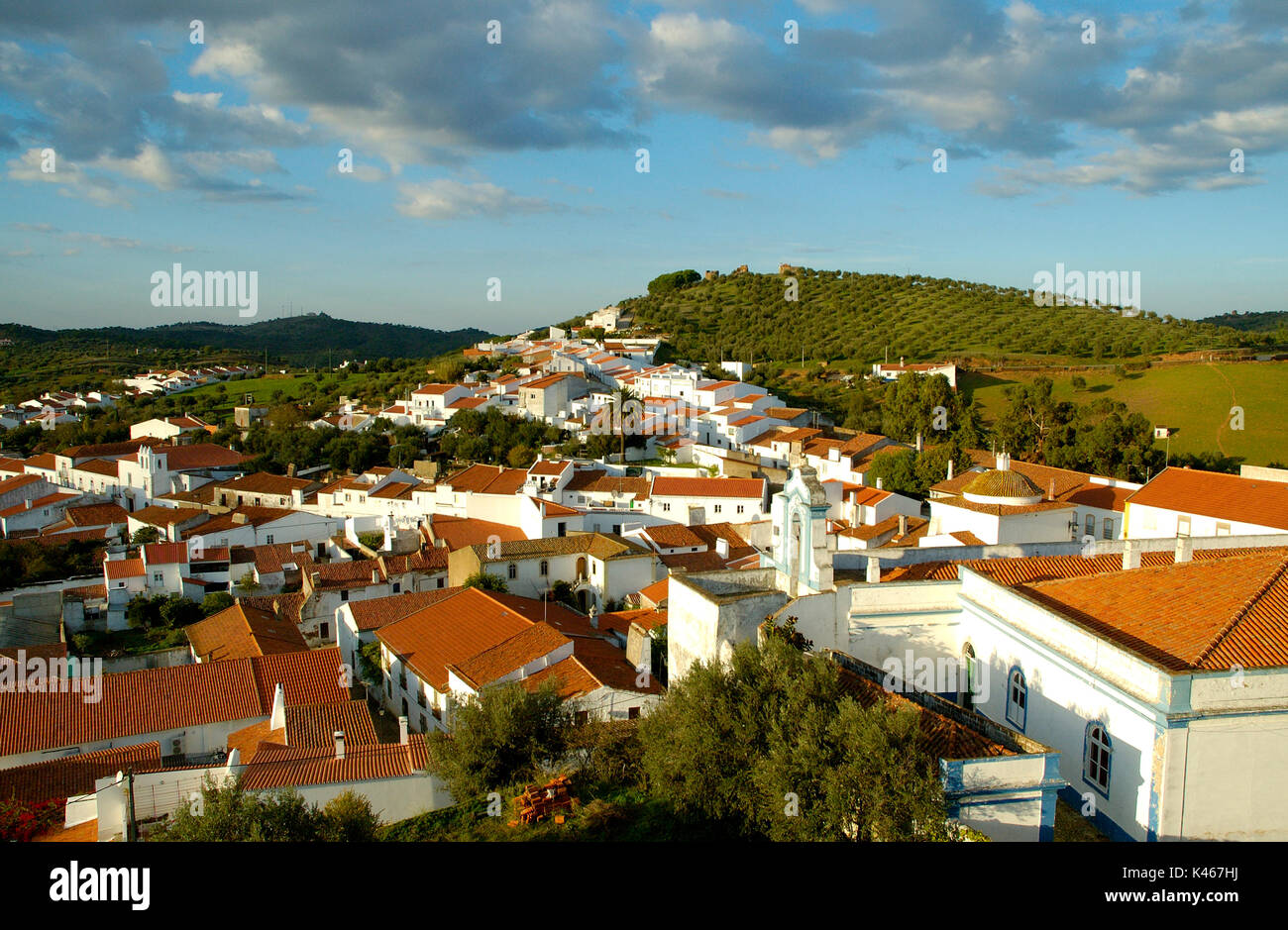 Il villaggio tradizionale di Portel con case bianche, Alentejo, Portogallo Foto Stock