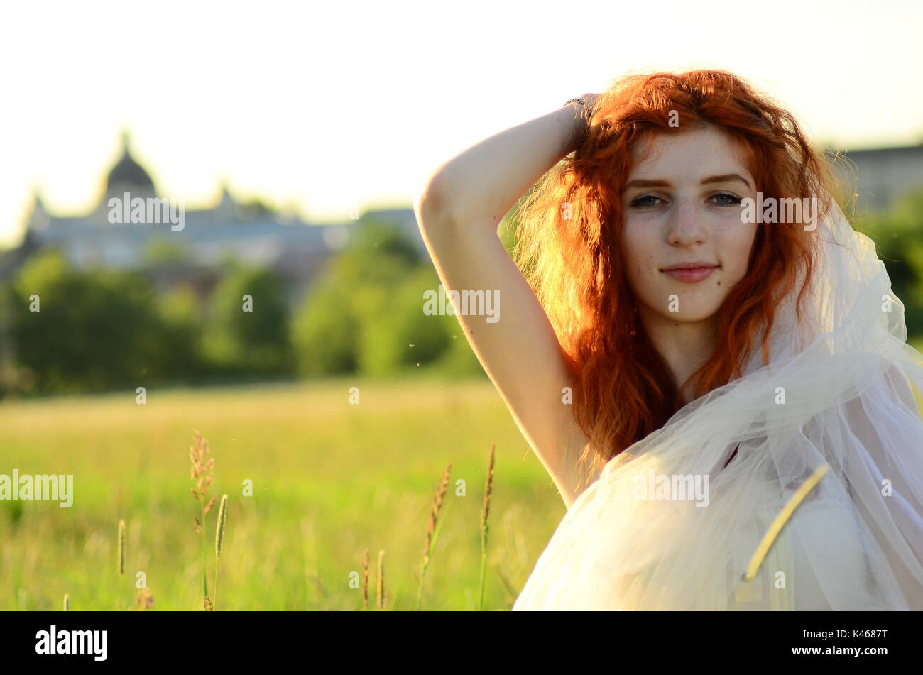 Una giovane bella ragazza di minerale dell'aspetto caucasica si diverte con ananas. Luogo di testo.Vegan, il vegetarianismo, uno stile di vita sano, positivo Foto Stock