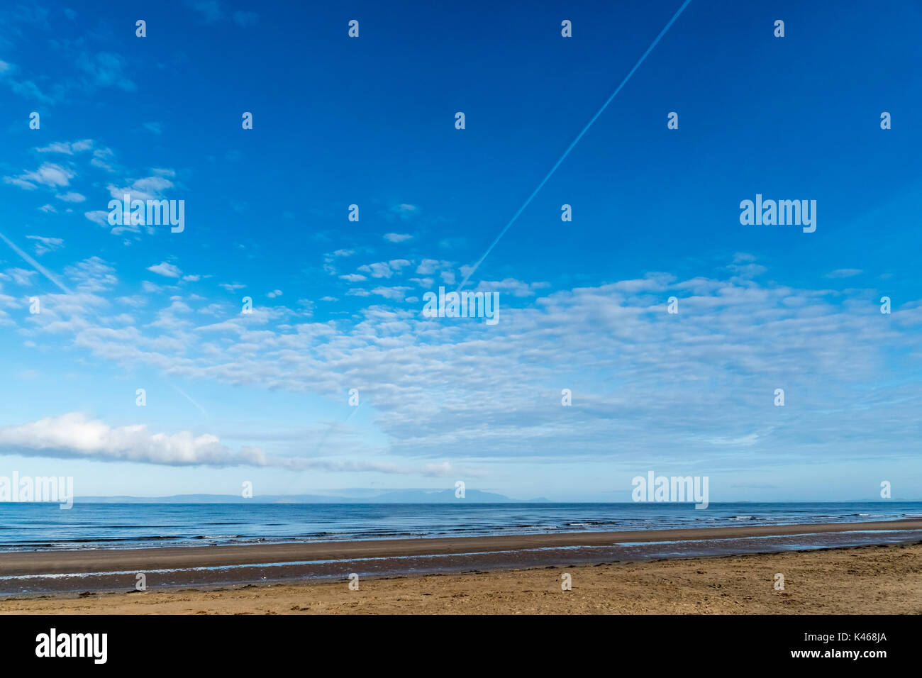 L'isola di Arran all'orizzonte visto da ayr beach. Foto Stock
