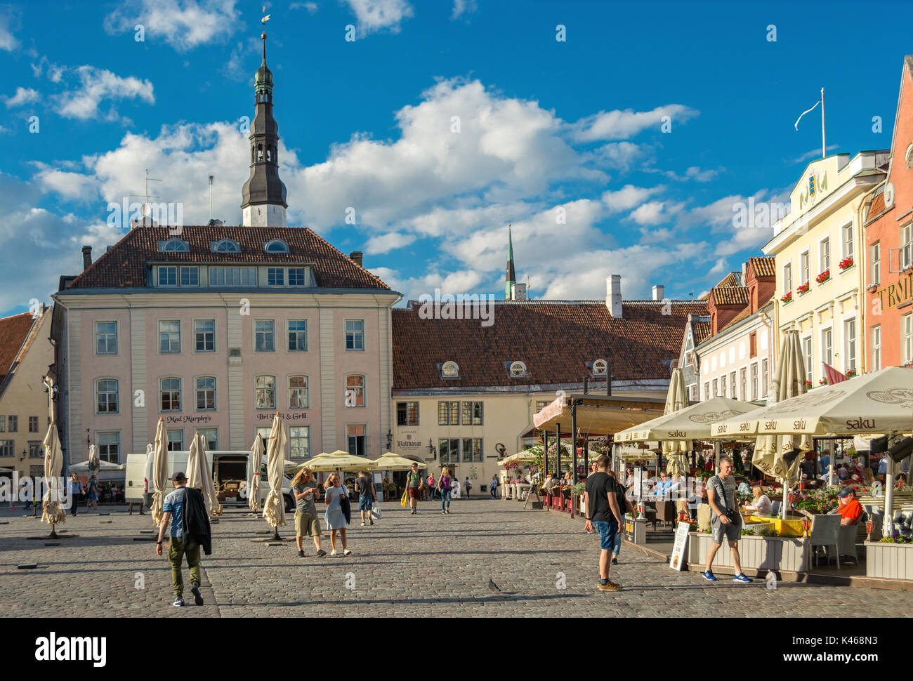 TALLINN, Estonia, agosto 09: gli abitanti e i turisti hanno il pranzo  presso la caffetteria e andate a fare un giro a piedi la piazza del  municipio nella città vecchia di Tall