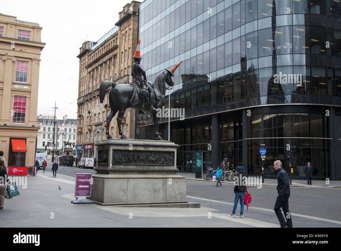 Statua equina del duca di Wellington con un cono stradale sulla sua testa al di fuori della galleria di arte moderna o goma glasgow Scozia Scotland Foto Stock