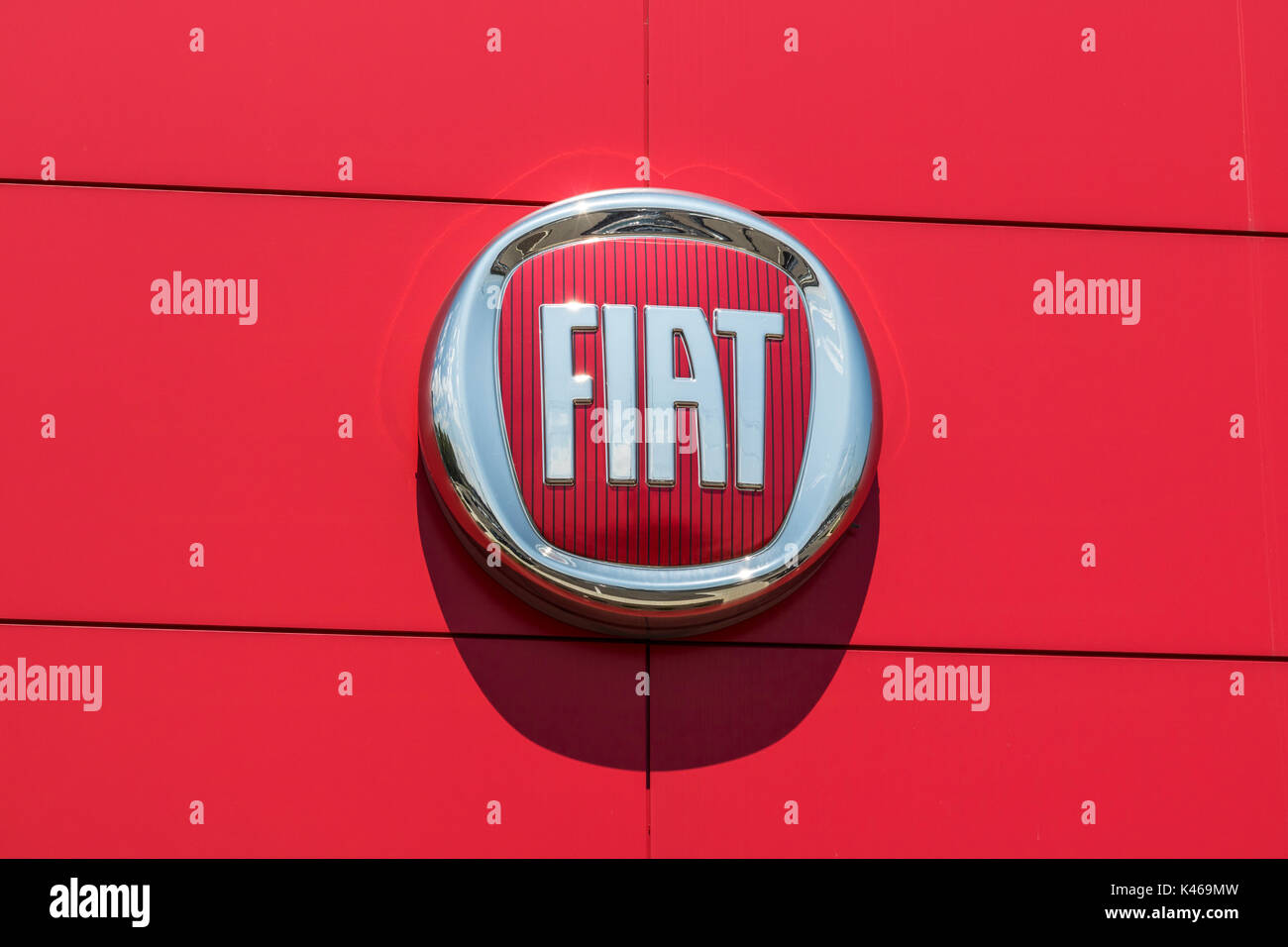 Indianapolis - Circa Agosto 2017: il Logo e insegne del locale concessionario Fiat. Fiat è parte del FCA e vende sia 500 Abarth e veicoli II Foto Stock