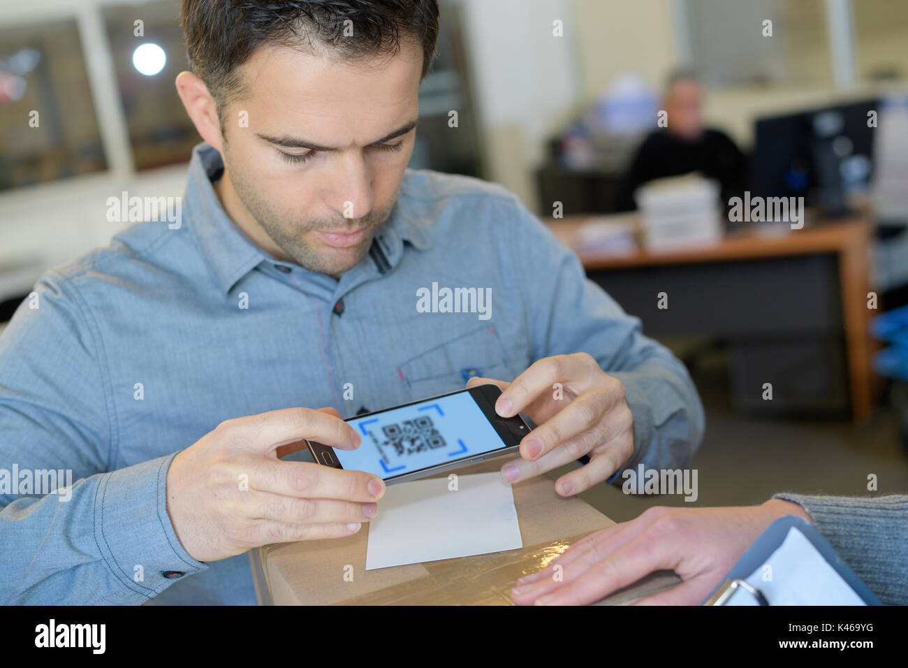 Business man holding smart phone Foto Stock