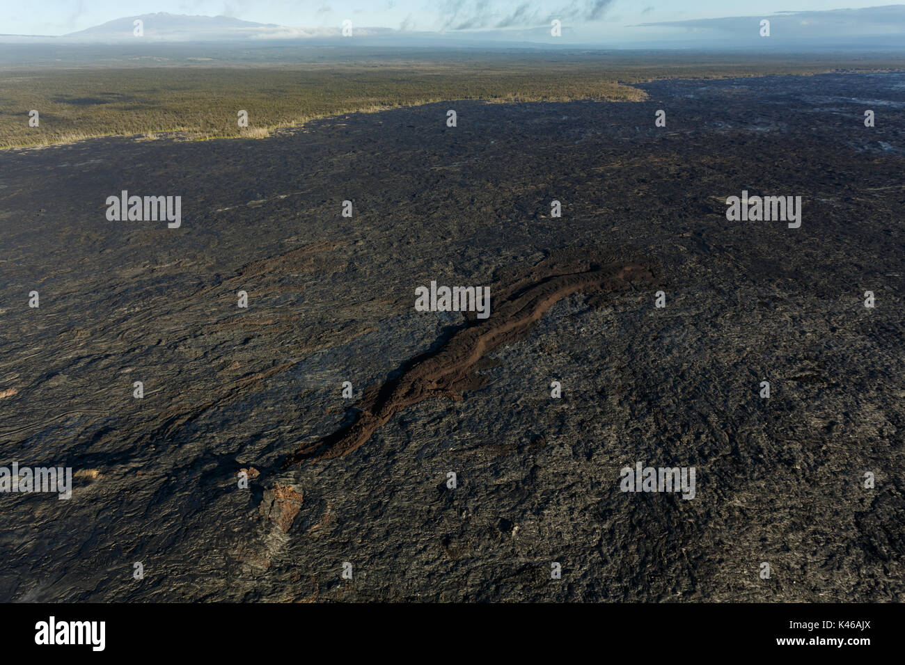 Vista aerea del campo e la topografia attorno ad un attivo vulcano hawaiano Foto Stock