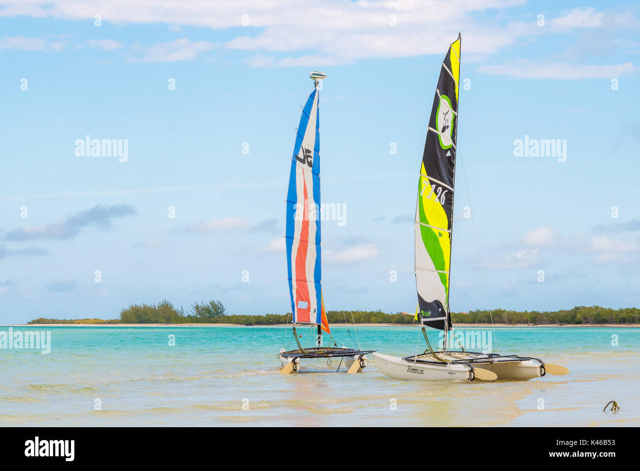 Due catamarani con Coloratissime vele tirata e legato su di una spiaggia deserta in Cayo Coco Cuba. Foto Stock