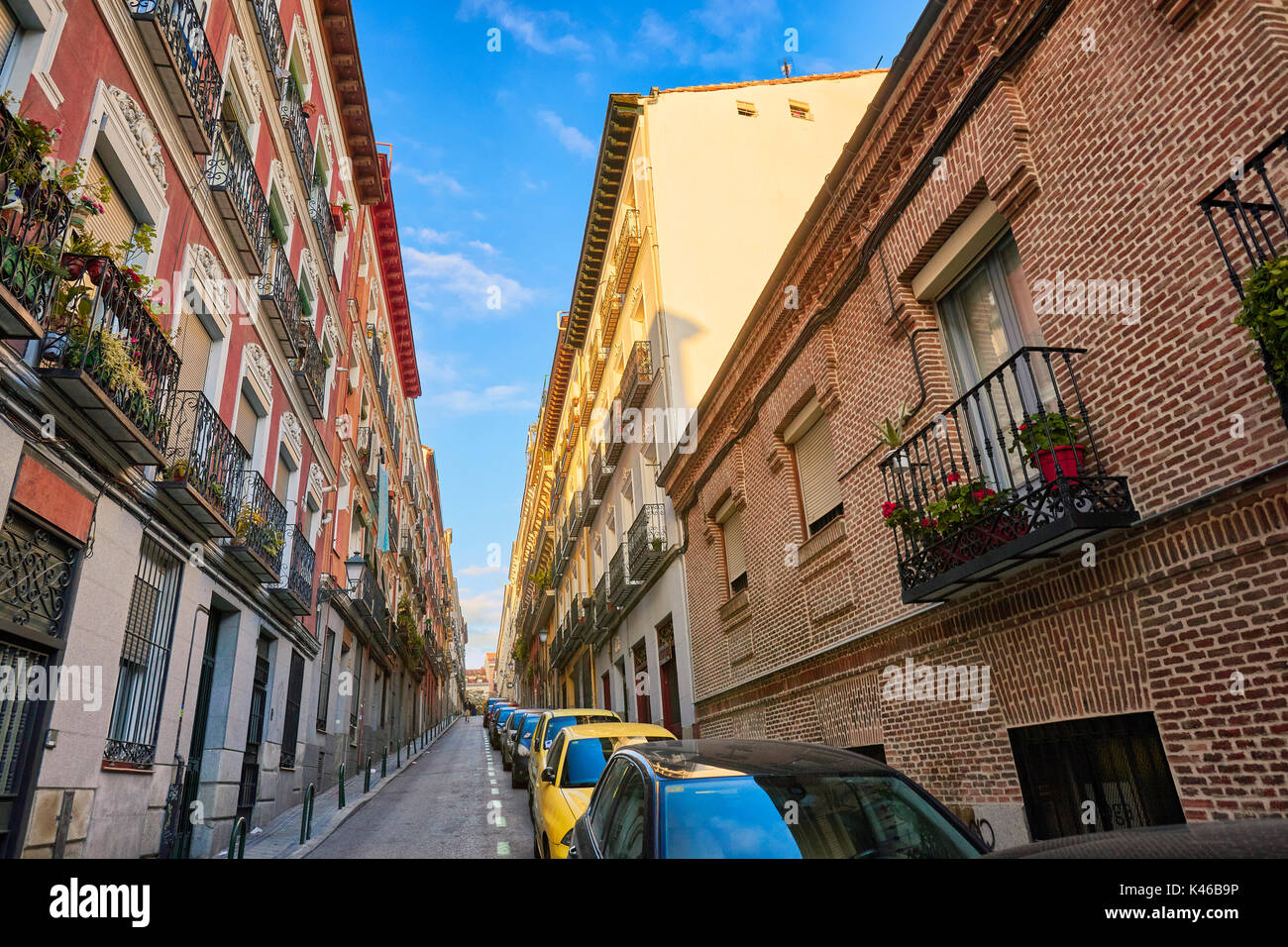 Strada stretta a Lavapies Neighborhood. Madrid. Spagna. Foto Stock