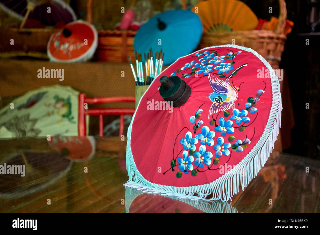 Ombrello arte Thailandia. Ombrelli decorativi dipinti. Centro artigianale  della Thailandia. Artigianato tailandese. Sud-est asiatico. Industria  tailandese Foto stock - Alamy