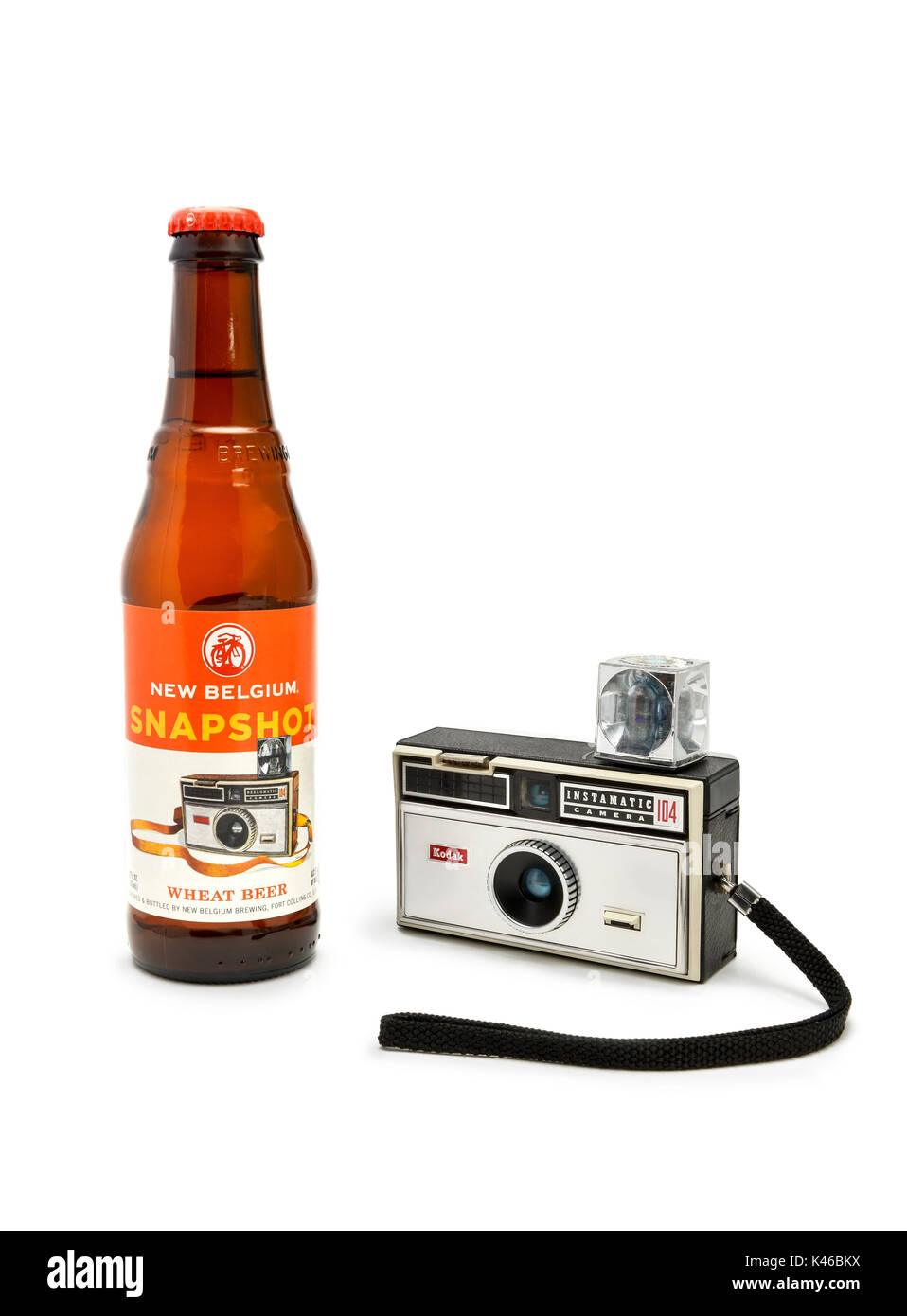 Vintage Kodak Instamatic 104 film fotocamera da anni Settanta posti con un nuovo snapshot belga della birra. Foto Stock