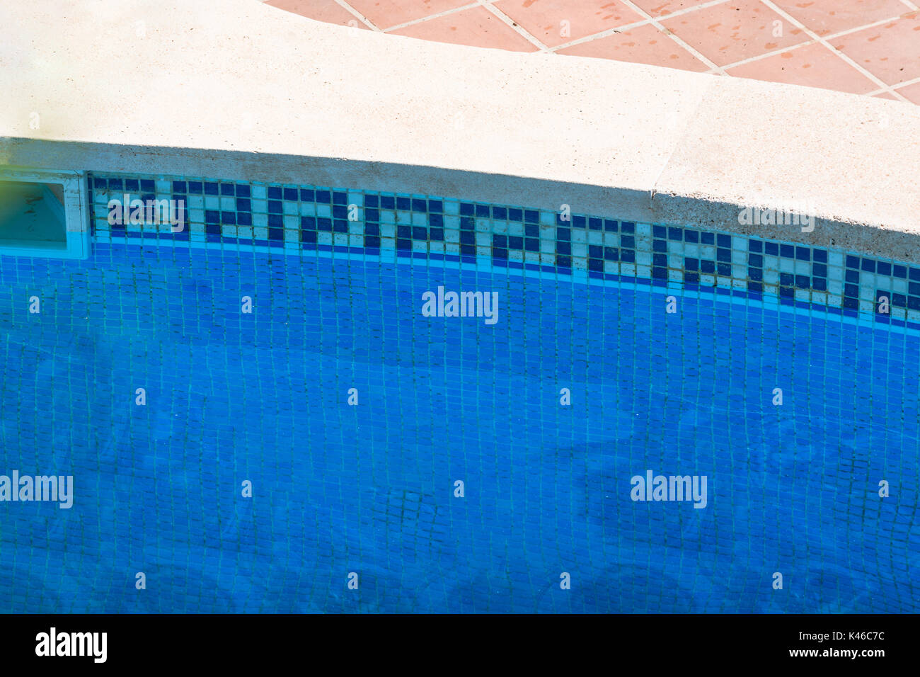 Piscina di lusso con uno splendido paesaggio del territorio. Foto Stock