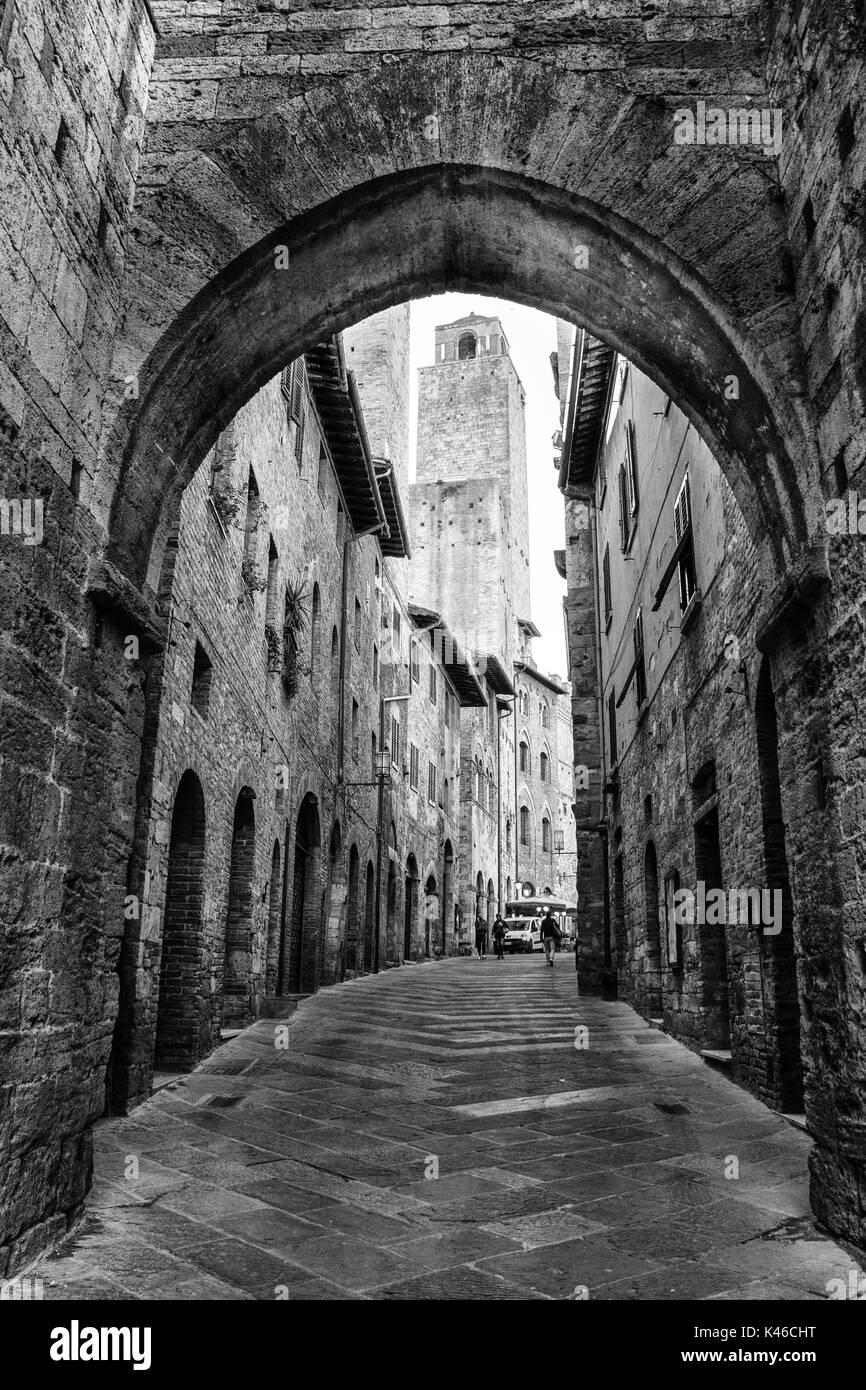 Guardando attraverso l'arco sulla strada di san Matteo, San Gimignano, Toscana, Italia Foto Stock