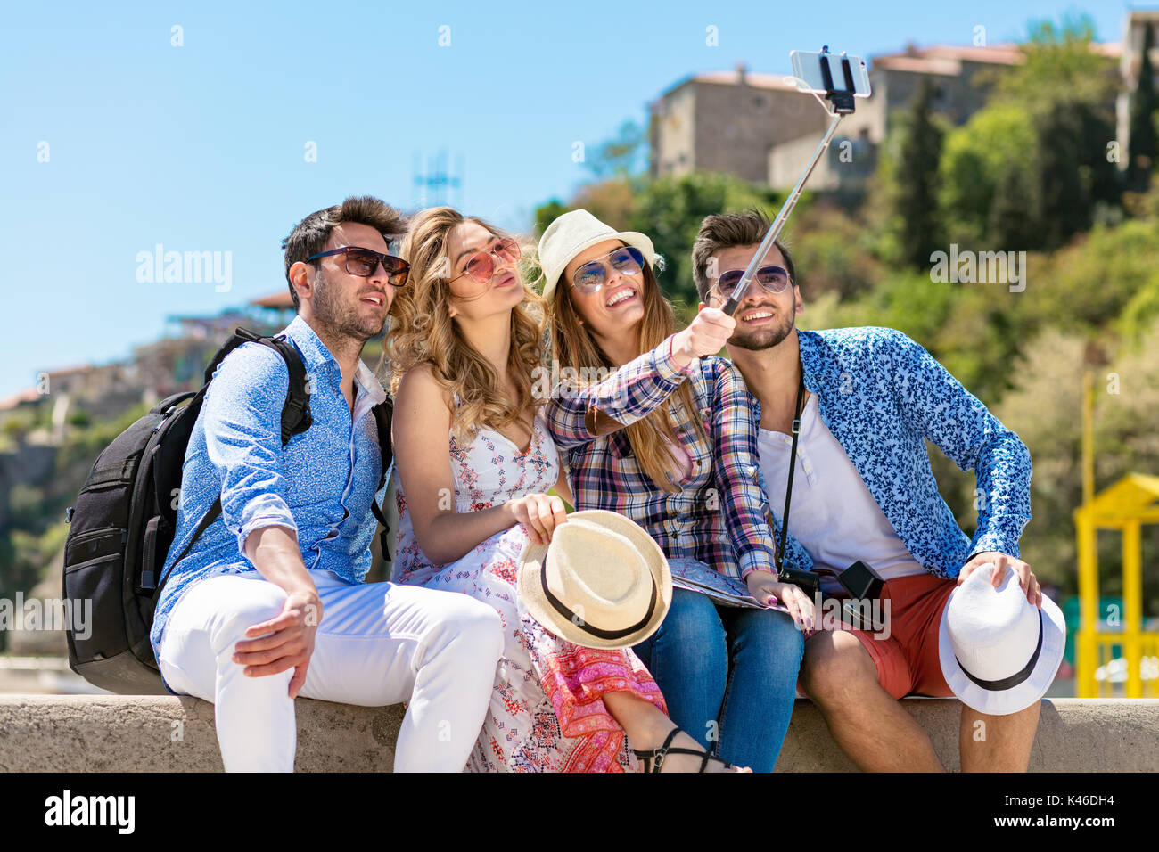 Gruppo di amici facendo ritratti divertenti per esterno Foto Stock