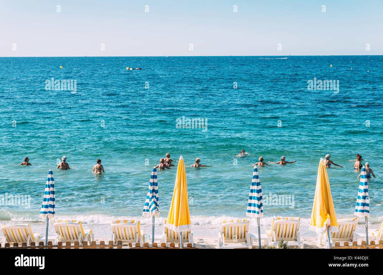 Donne mature pratica di aqua-gym in una spiaggia in Costa Azzurra, Francia Foto Stock