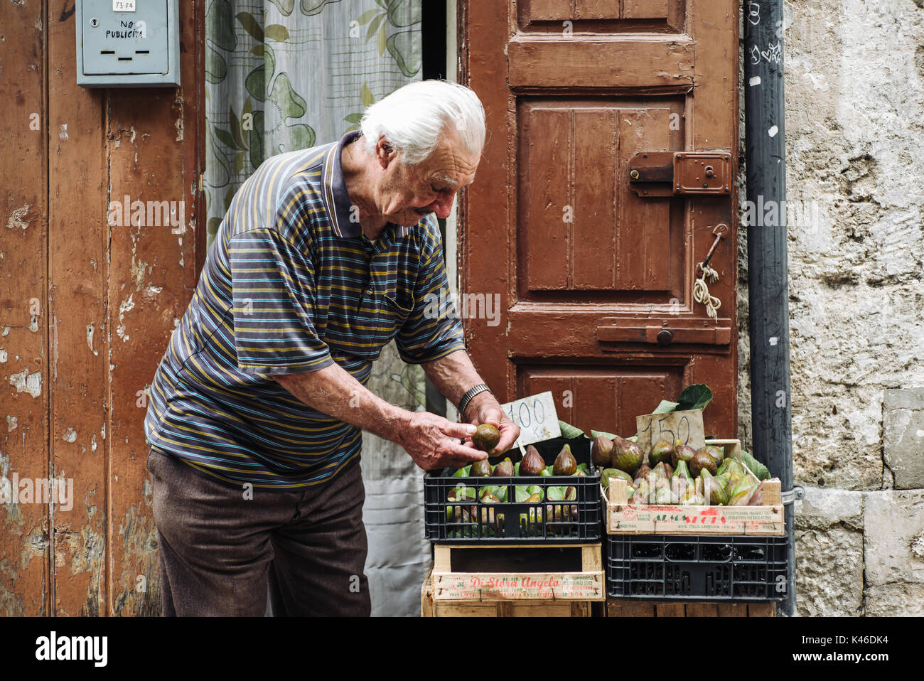 Genuine agricoltore vendere crudo fresco figure di Mola di Bari, Puglia Foto Stock