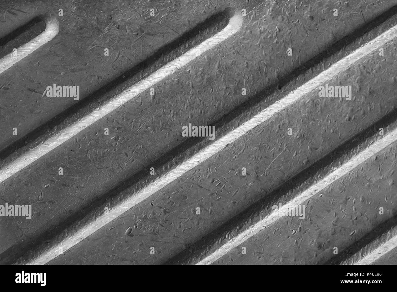 Argento piastra in metallo con strisce rialzate, danni e graffi Foto Stock