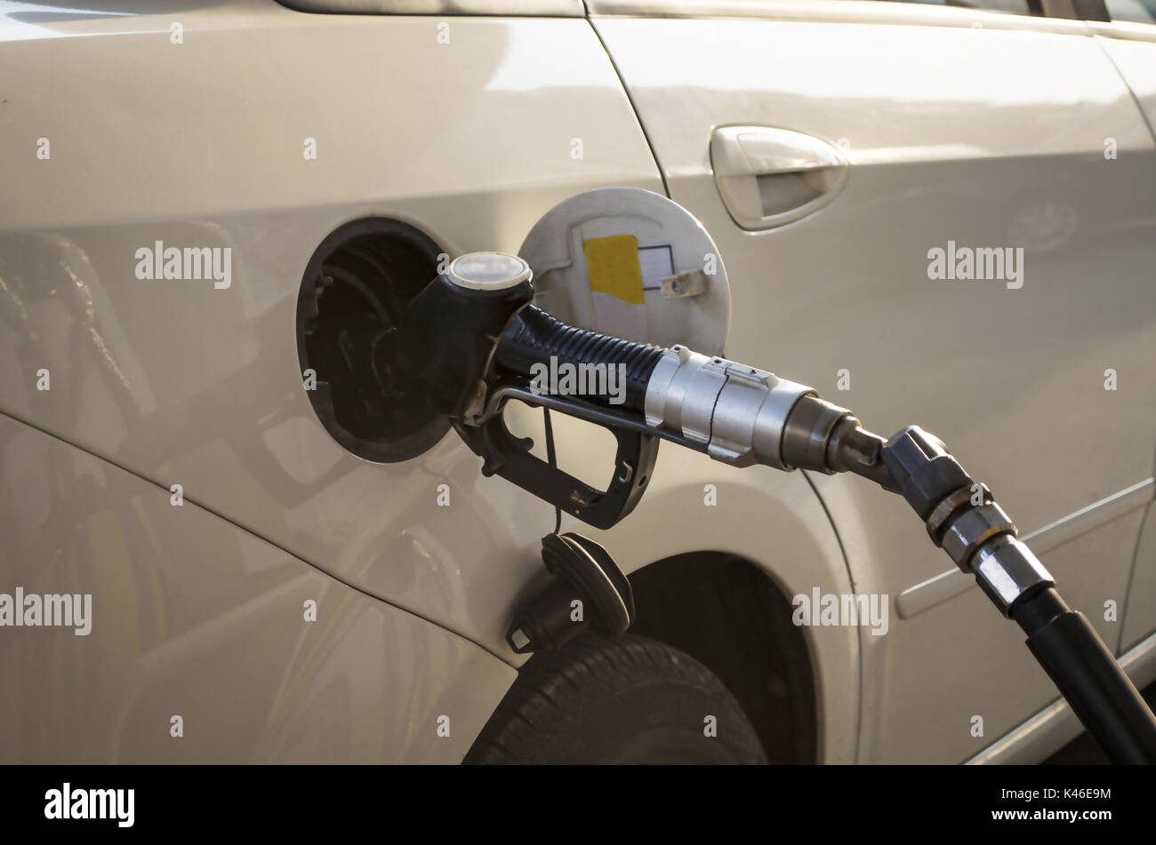 Pompa benzina ugello tenerlo in mano con benzina Foto Stock