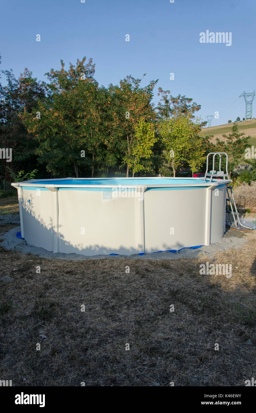 Vista di un metallo del telaio in acciaio piscina appena montato Foto Stock