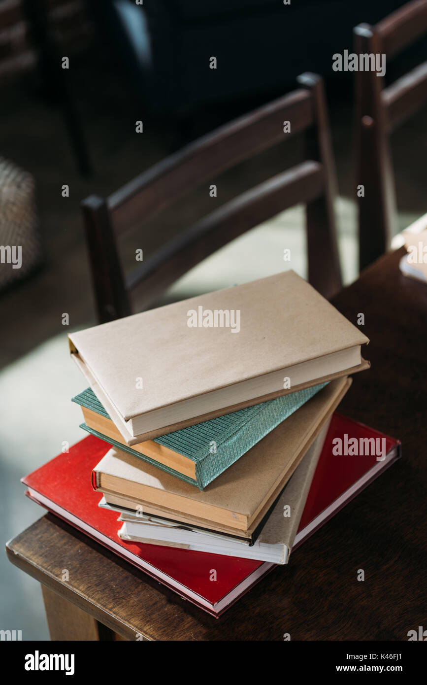 Chiusura del mucchio di libri sul tavolo in legno con spazio di copia Foto Stock