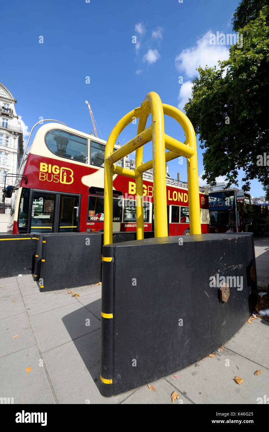 Arco della barriera di sicurezza vicino all'angolo di Hyde Park su Piccadilly, Londra. Anello di acciaio. Con autobus turistico Big Bus Foto Stock