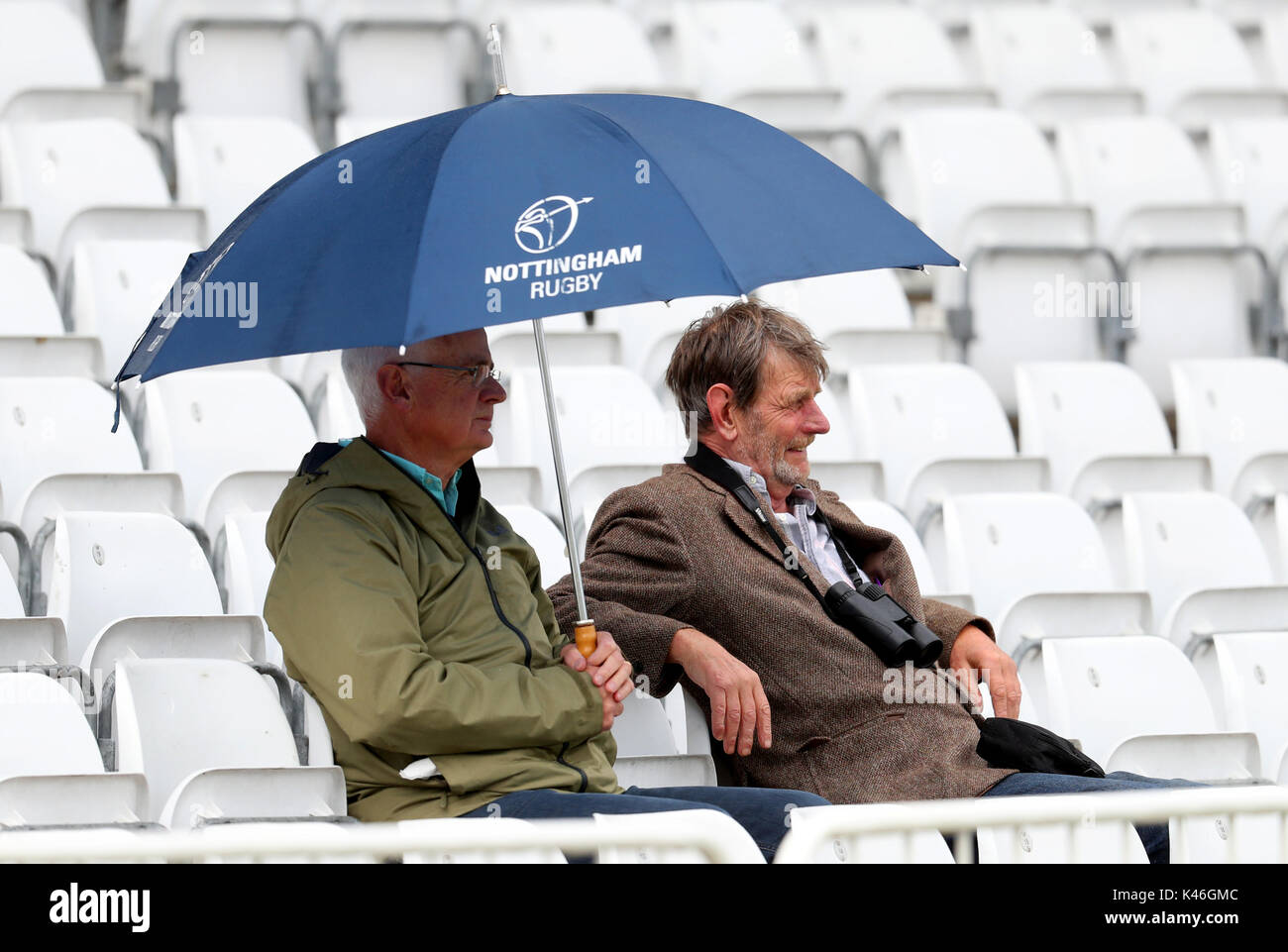 Ventole rifugiarsi durante un ritardo di pioggia durante la contea Specsavers campionato, Divisione 2 corrispondono a Trent Bridge, Nottingham. Foto Stock