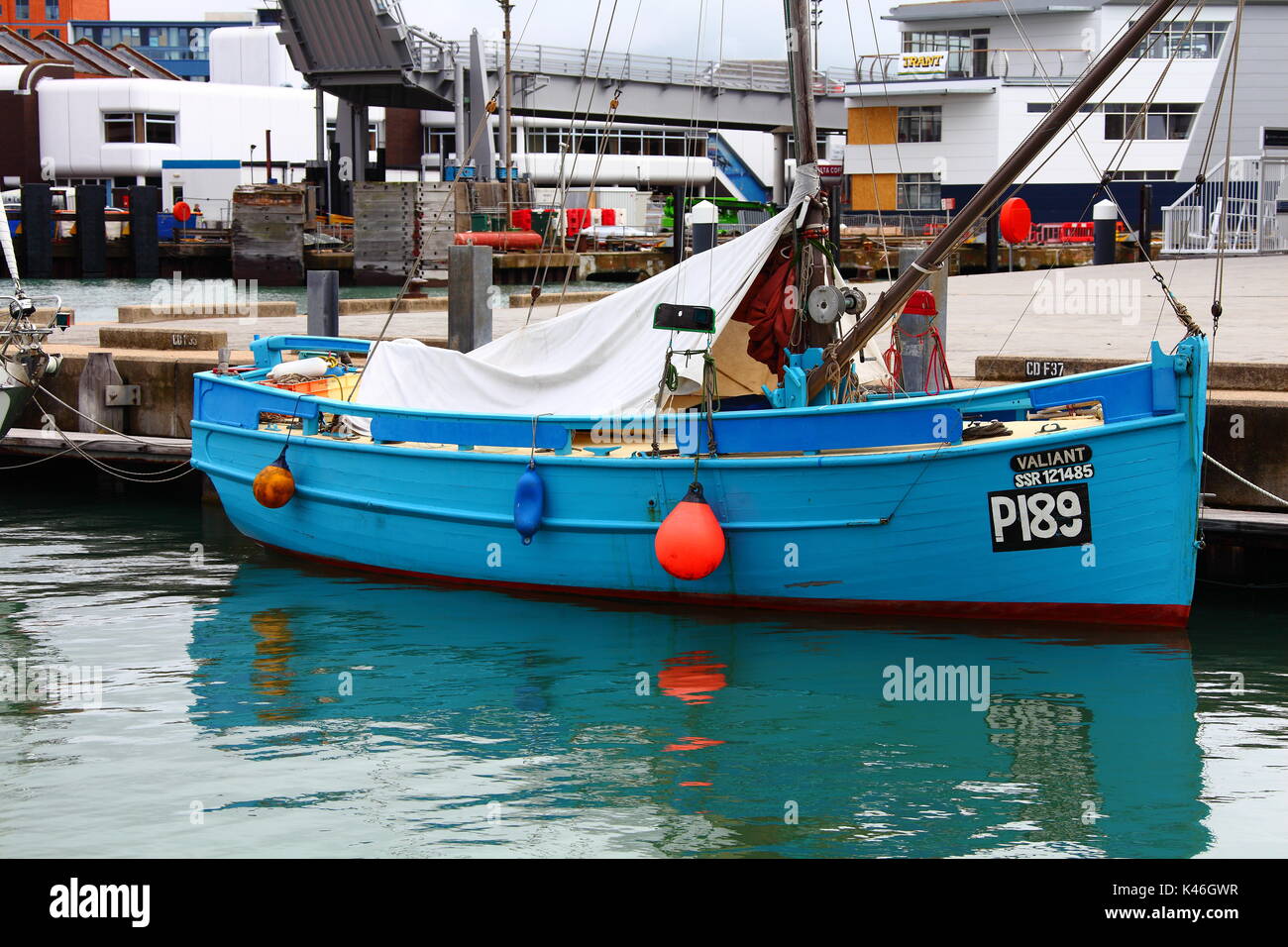 Gaff-truccate pesca barca Valiant, ora completamente restaurato dopo essere stato affondato nel Solent da un catamarano. Foto Stock