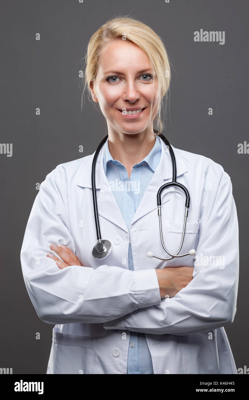 Ritratto di un giovane sorridente medico donna Foto Stock