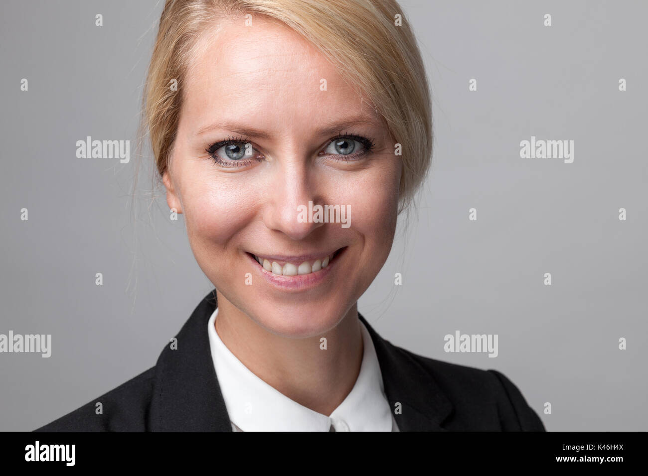 Closeup headshot di giovani e happy business donna Foto Stock