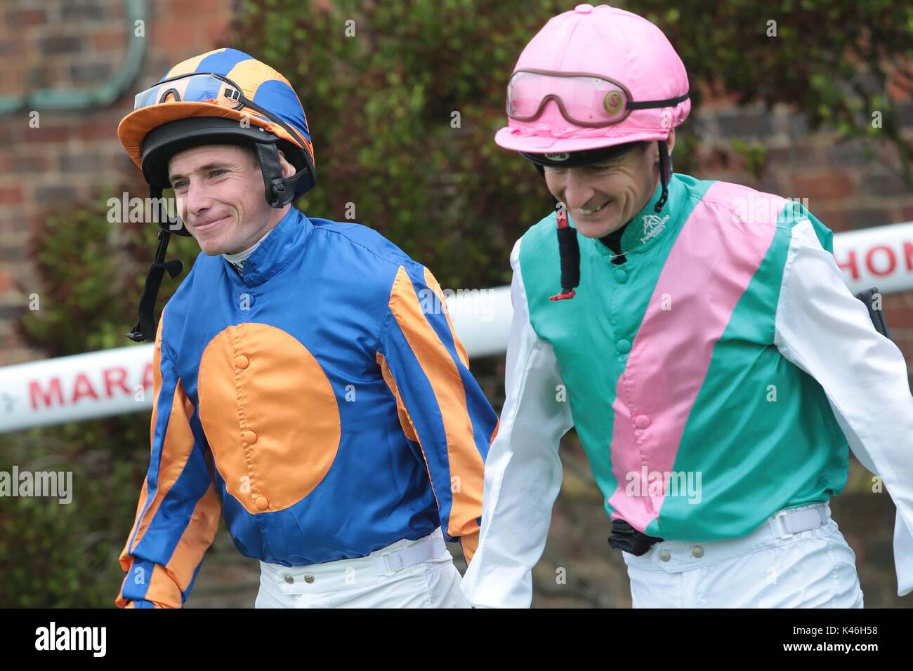 Top jockey ryan moore rende una rara apparizione al suo brano locale in Brighton East Sussex. Foto Stock