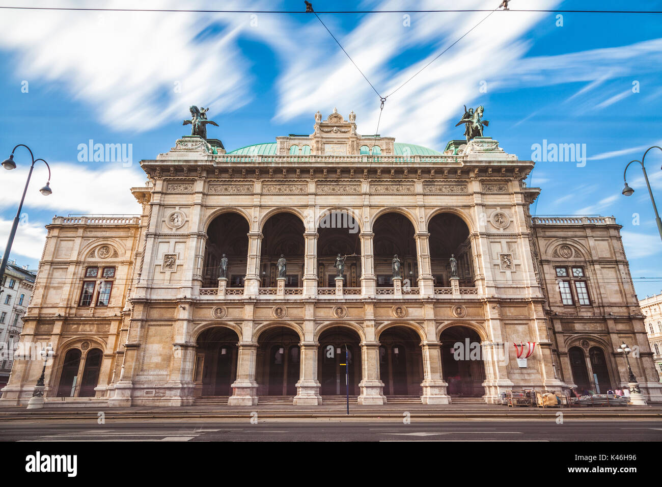 Lunga esposizione della famosa Opera di Stato di Vienna Austria Foto Stock