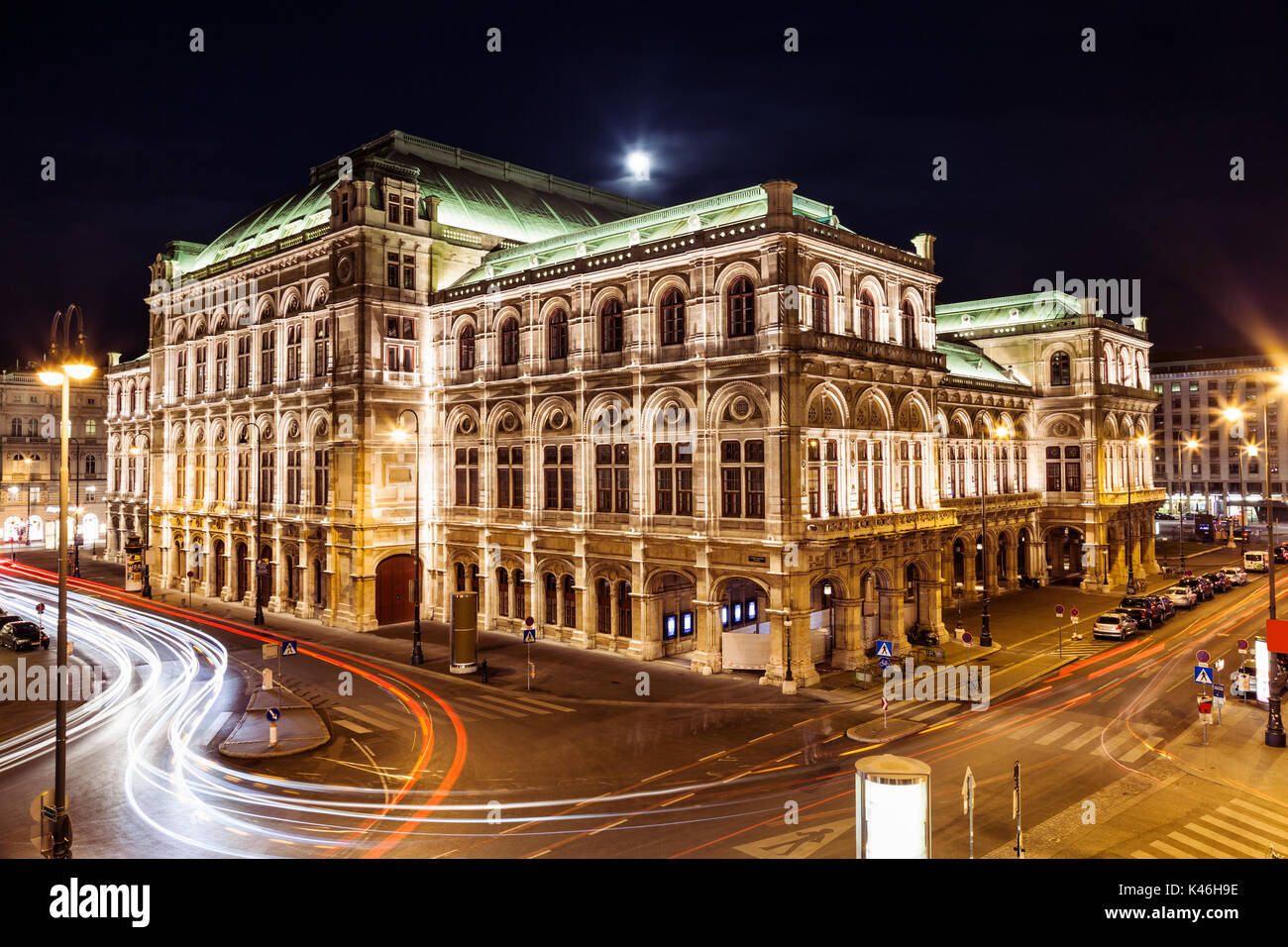 Celebre Opera di Stato di Vienna Austria di notte Foto Stock