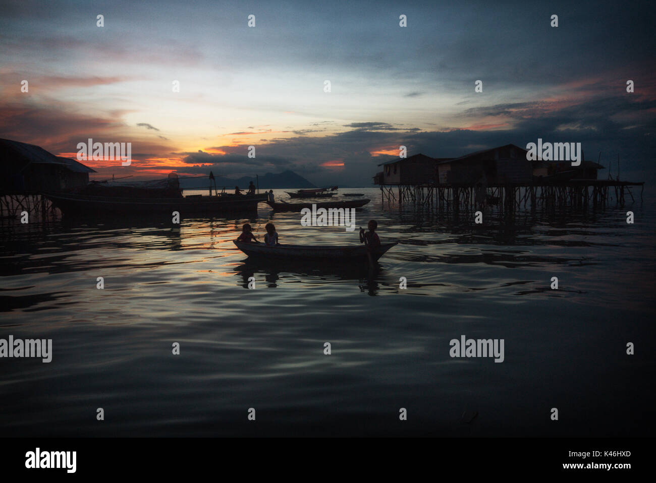 Semporna, Sabah, maggio 2017, una colonia di zingari del mare chiamato Bajau Laut Foto Stock