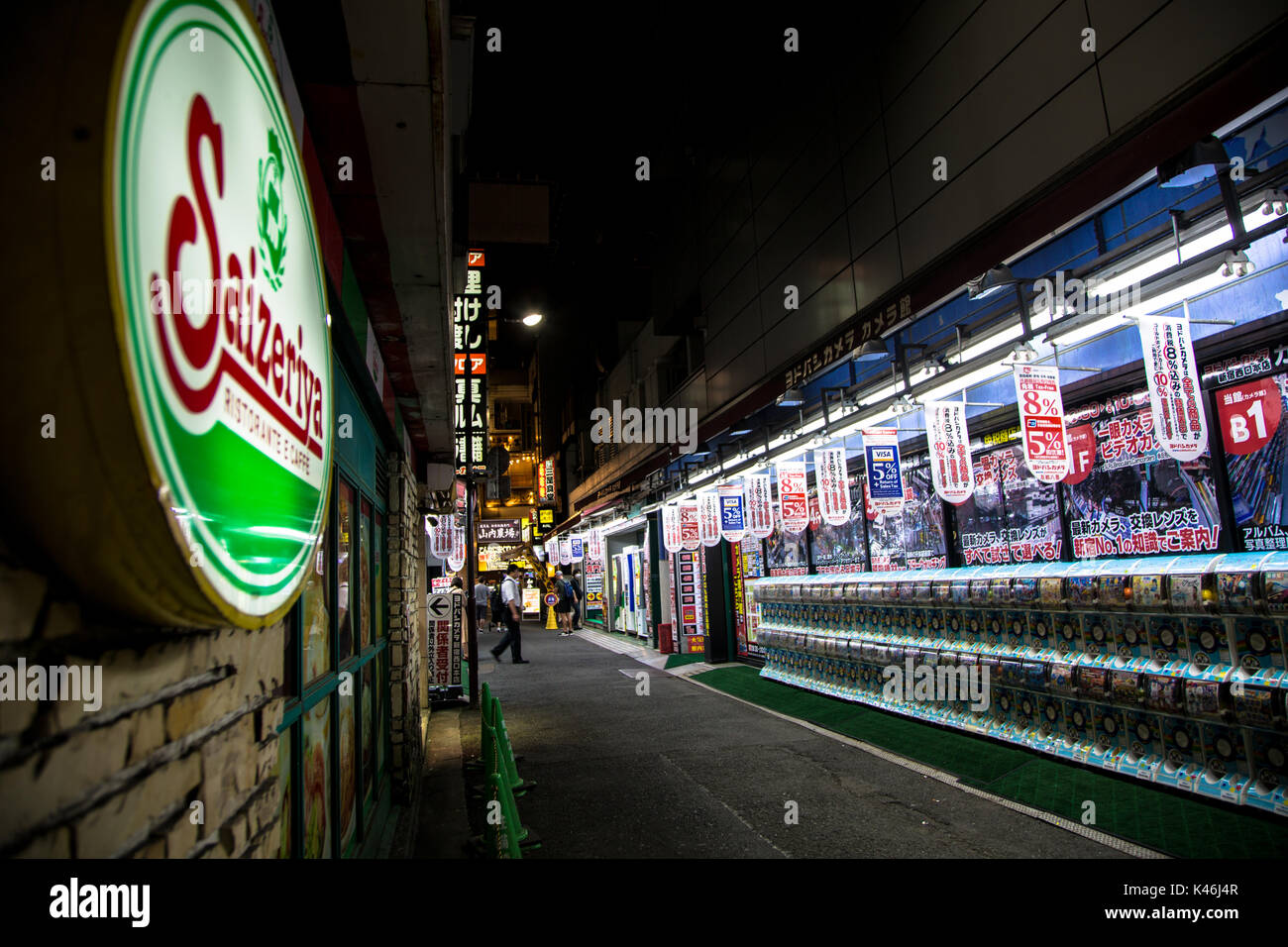Negozi di Shinjuku di notte con le sue luci al neon cercando di attirare in locali e attività turistica anche comunemente noto come strada elettrico. Foto Stock